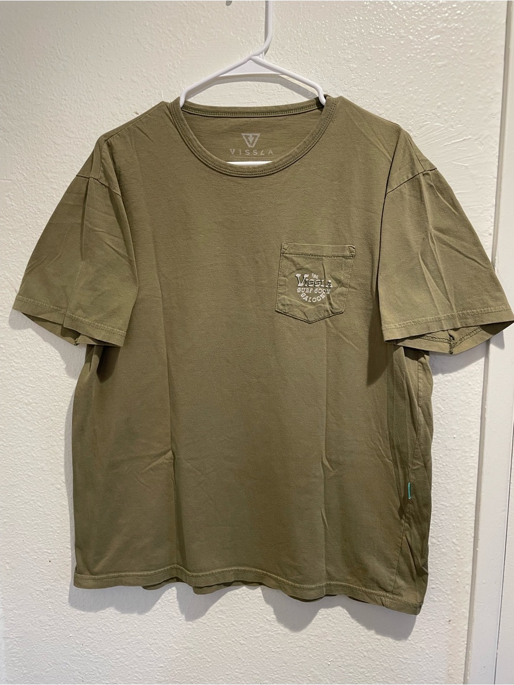 VISSLA Surf Shop Saloon Graphic Pocket T-Shirt Mens L Olive Green Casual